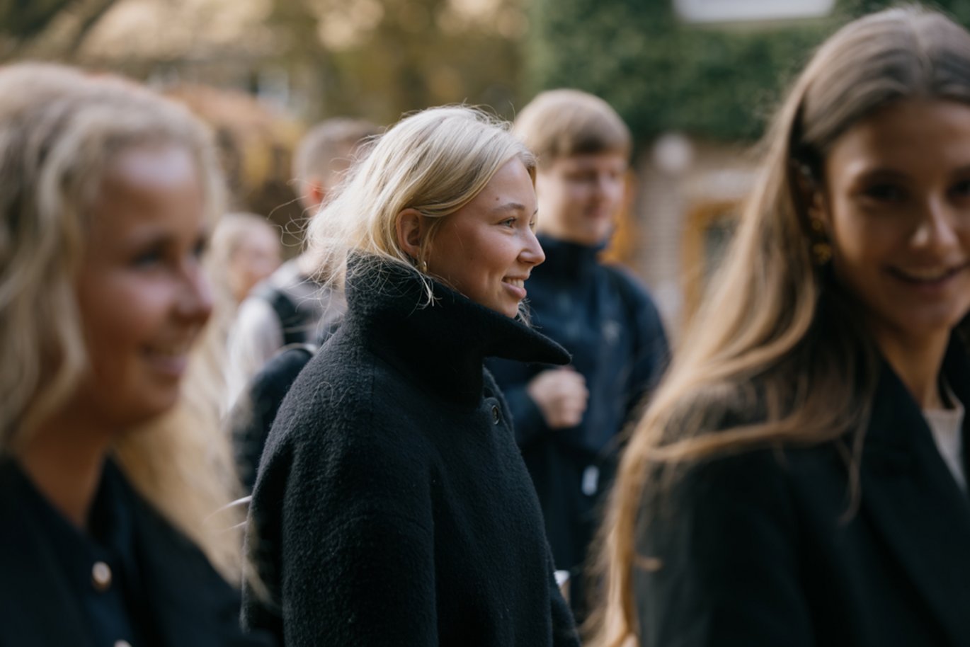 Et foto af fire potentielle studerende til Aarhus Universitet. Er fotograferet udenfor under en rundvisning ifm. en studiepraktik.